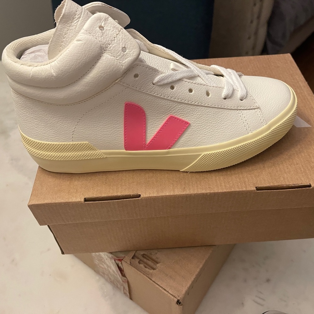 NWB size 8 Veja Minotaur ❤️❤️